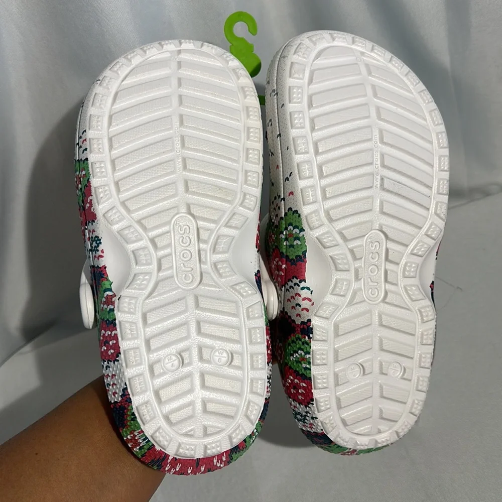 NEW Crocs Lined Christmas Charms Size 4M/6W